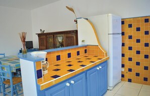 Fridge, microwave, stovetop, dishwasher - Pet friendly apartment in Talasani (Talasani)