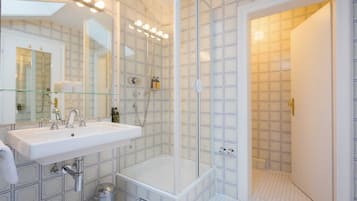 Dusche, Haartrockner, Handtücher