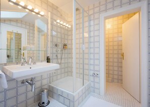 Een douche, een haardroger, handdoeken