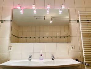 Shower, hair dryer, bidet - Villa Theresa 1 - Villa Theresa, App. 1 (Heringsdorf)