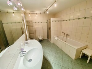 Dusche, Haartrockner, Bidet