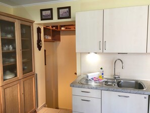 Refrigerador, horno, lavavajillas y cafetera y tetera 