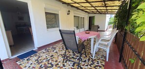 Outdoor dining - Holiday home with cosy terrace and air conditioning (Balatonberény)