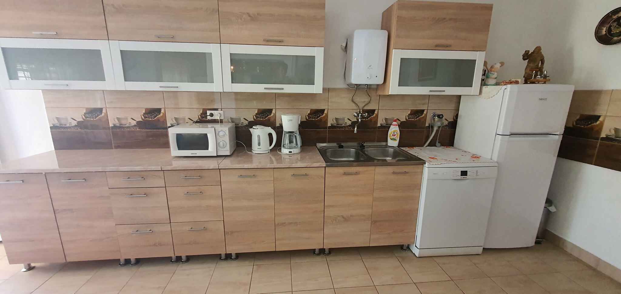 Een koelkast, een magnetron, een oven, een kookplaat