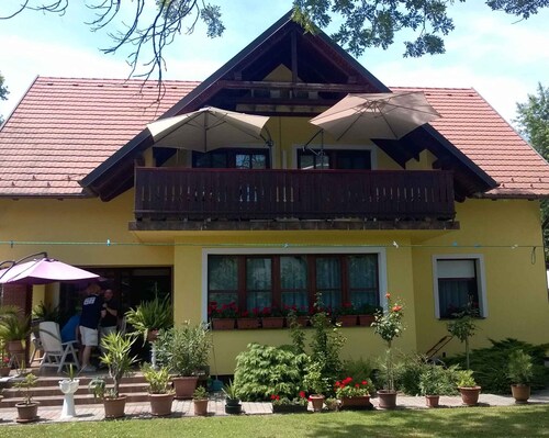 Holiday apartment 100 m from the beach