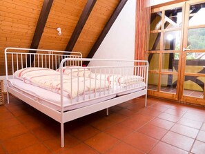 2 bedrooms, in-room safe, desk, travel crib