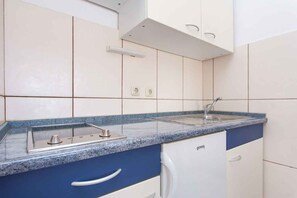 Fridge, stovetop, coffee/tea maker