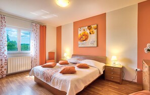 3 bedrooms, free WiFi, bed sheets - Beach front home in Labin (Labin)