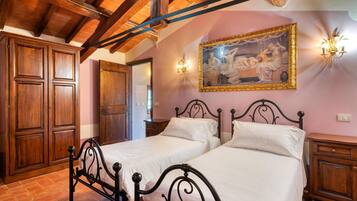 9 bedrooms, travel crib, free WiFi, bed sheets