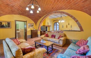 Télévision, cheminée, baby-foot