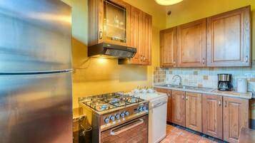 Frigorifero, piano cottura, lavastoviglie, macchina per tè/caffè