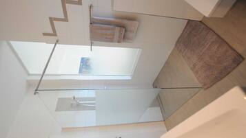 Douche, sĂšche-cheveux, serviettes fournies