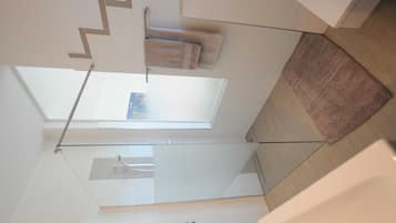 Douche, sĂšche-cheveux, serviettes fournies