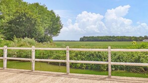 A rural landscape with a wooden fence, a field, and a tree line under a clear sky. - Lovely home in Vaudoy-en-Brie with WiFi (Vaudoy-en-Brie)