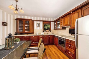 Fridge, microwave, oven, coffee/tea maker - Holiday home very close to Lake Balaton (Balatonmáriafürdő)