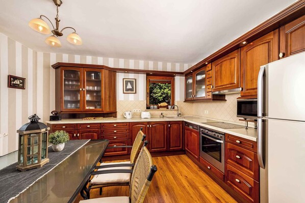 Fridge, microwave, oven, coffee/tea maker - Holiday home very close to Lake Balaton (Balatonmáriafürdő)