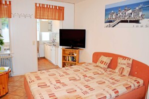 1 bedroom, travel cot, free Internet, bed sheets