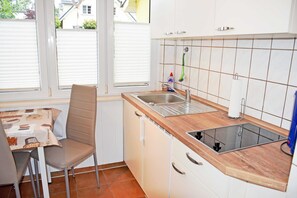 Kjøleskap og høy barnestol