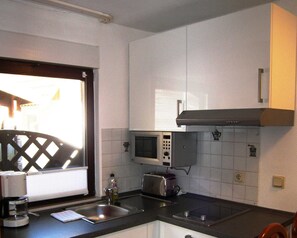 Kühlschrank, Mikrowelle, Wasserkocher mit Kaffee-/Teezubehör