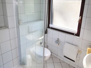 ヘアドライヤー、石鹸、トイレットペーパー