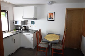 Køleskab, mikrobølgeovn, kaffe-/temaskine, elkedel