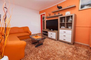 TV - Holiday apartment with terrace (Crikvenica)