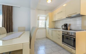 Een koelkast, een kookplaat, een vaatwasser