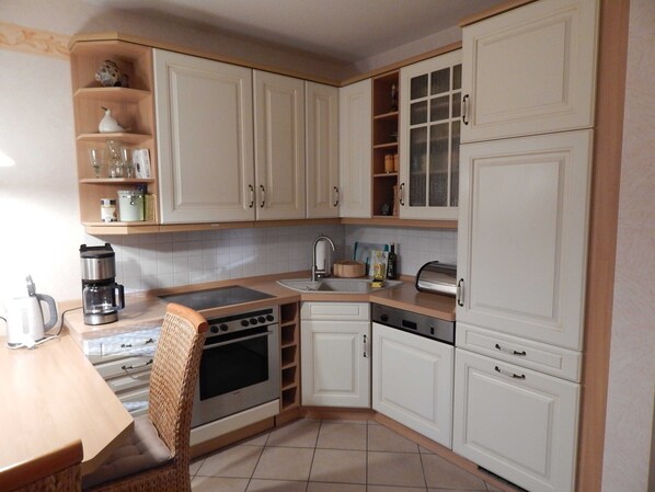 KĂŒhlschrank, Ofen, GeschirrspĂŒler, Wasserkocher mit Kaffee-/Teezubehör