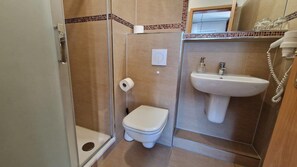 Ein Badezimmer mit Toilette, Waschbecken und Duschkabine.