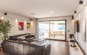 TV - Awesome home in Sant Pere Pescador (Sant Pere Pescador)