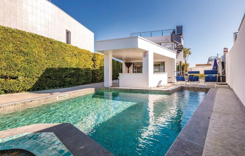 Awesome home in Sant Pere Pescador