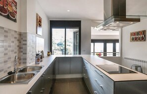 Fridge, microwave, stovetop, dishwasher