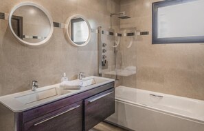 Bathtub - Stunning home in Santa Susanna (Santa Susanna)