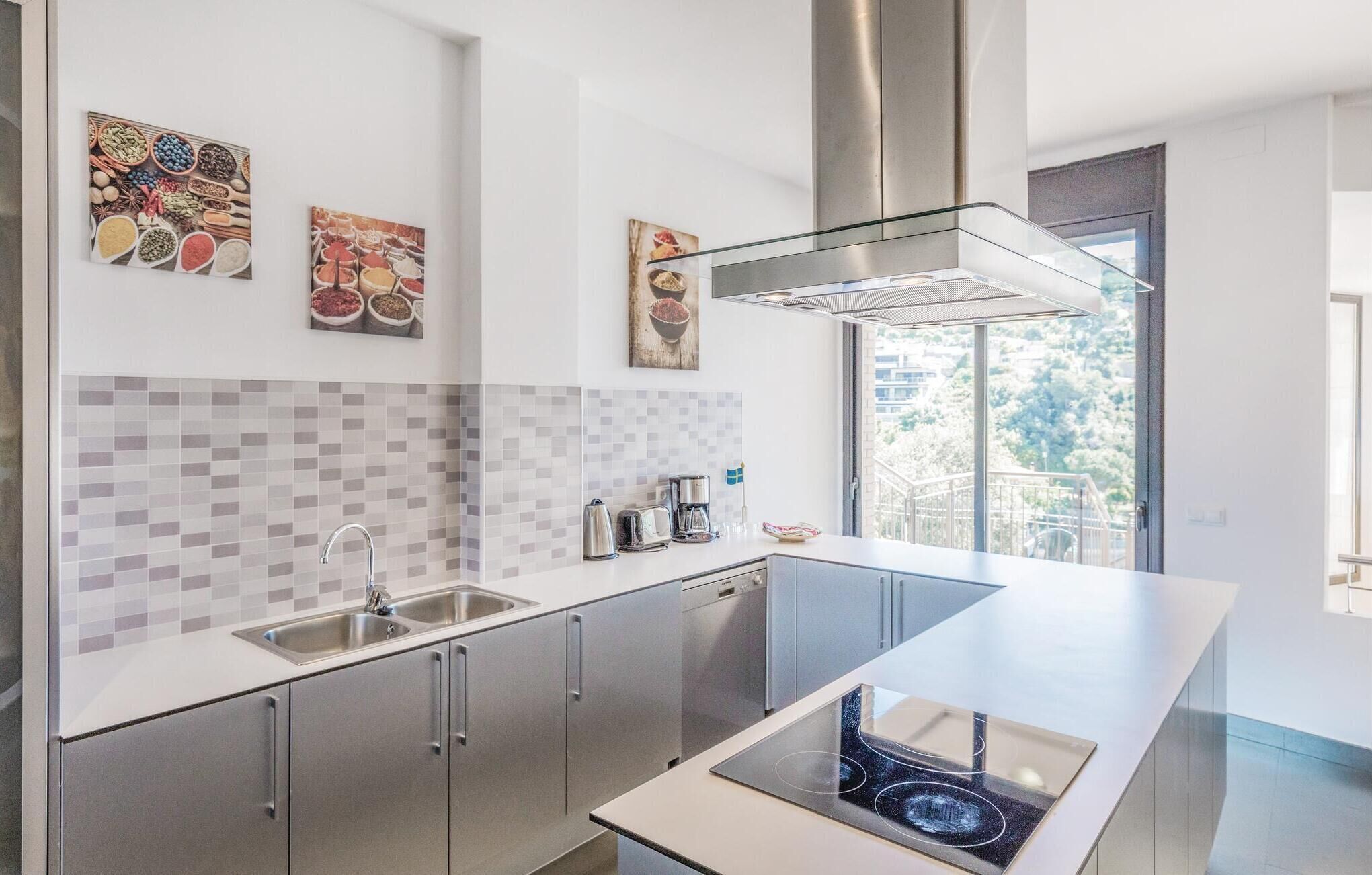 Réfrigérateur, plaque de cuisson, lave-vaisselle, cafetière/bouilloire