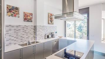 Réfrigérateur, plaque de cuisson, lave-vaisselle, cafetiÚre/bouilloire