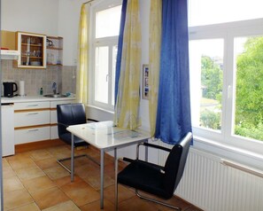 Kühlschrank, Wasserkocher mit Kaffee-/Teezubehör, Toaster, Hochstuhl