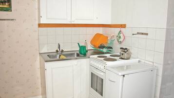 Fridge, stovetop, coffee/tea maker