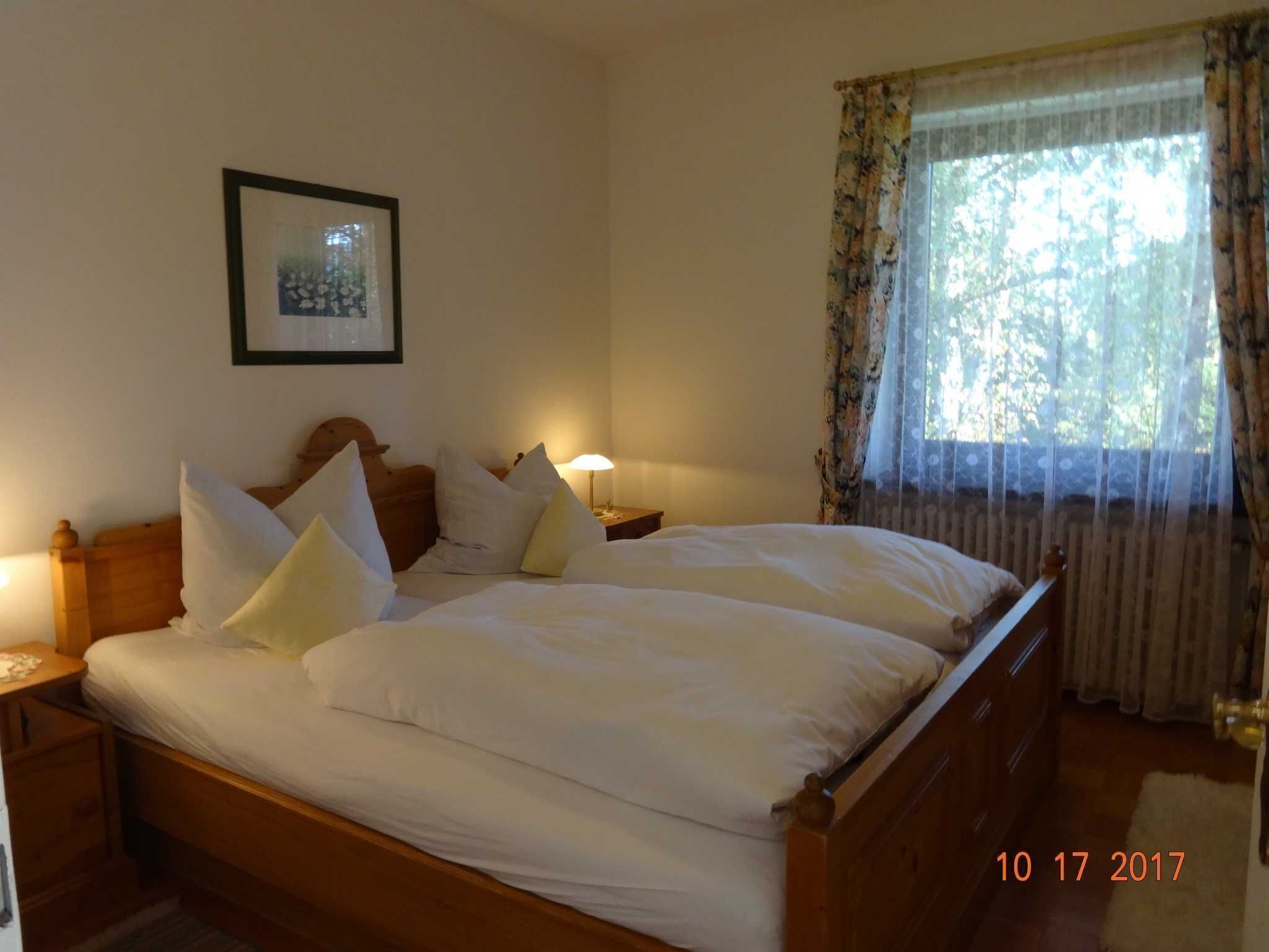 2 quartos, berço de viagem, roupa de cama