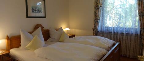 2 quartos, berço de viagem, roupa de cama