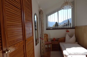 2 室のベッドルーム、旅行用ベビーベッド、ベッドシーツ