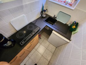 Kühlschrank, Mikrowelle, Ofen, Wasserkocher mit Kaffee-/Teezubehör