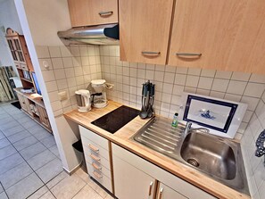 Kühlschrank, Mikrowelle, Wasserkocher mit Kaffee-/Teezubehör