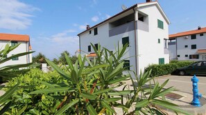 Property grounds - Holiday apartment with balcony (Malinska)