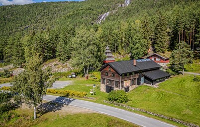 Stunning home in Dølemo with sauna