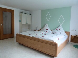 1 habitación, escritorio, cuna de viaje y ropa de cama 
