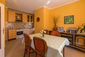 Fridge, oven, stovetop, dishwasher