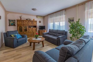 Living area - Holiday apartment with terrace and air conditioning (Grižane)