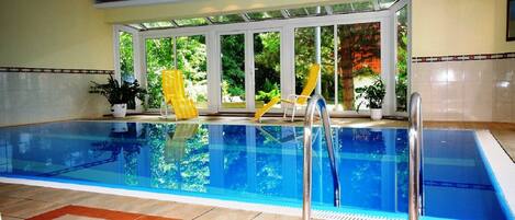 Una piscina cubierta