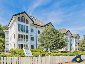 Unclassified image, 2 of 18, button