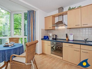 Kühlschrank, Ofen, Wasserkocher mit Kaffee-/Teezubehör, Wasserkocher